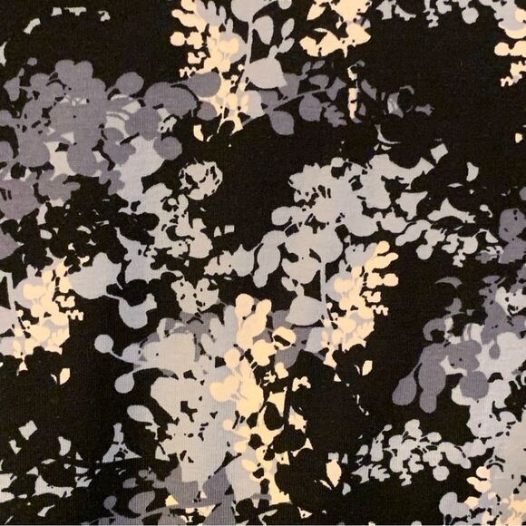 CROFT & BARROW The Perfect Tee Women’s M Black Blue White Floral V-Neck. - Picture 6 of 7